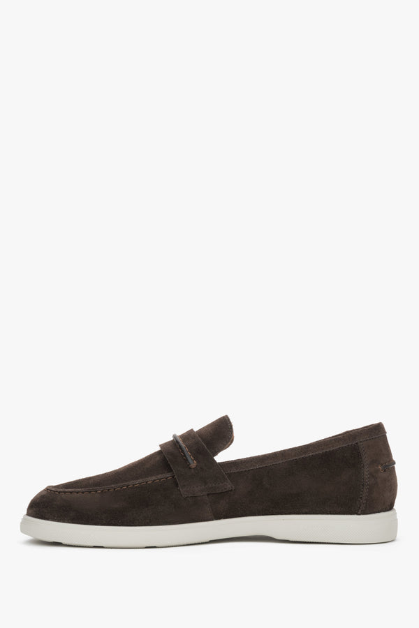 A pair of men's casual loafers in dark brown, crafted from premium Italian genuine velour by Estro.