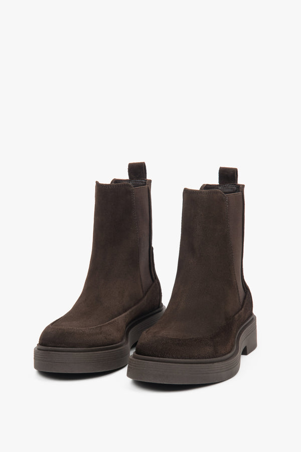 A pair of women's high-ankle Chelsea boots in dark brown, crafted from premium Italian velour, model Estro ER00118194.