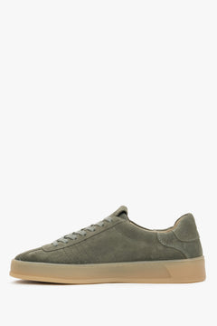 A pair of women's low-top sneakers in green olive, crafted from premium Italian velour by Estro.