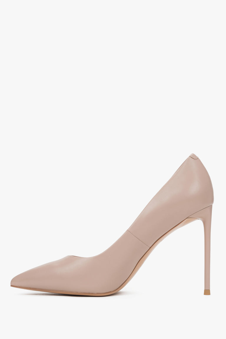 Women's Estro high heel pumps in a soft light beige, designed in genuine leather for an elegant look.