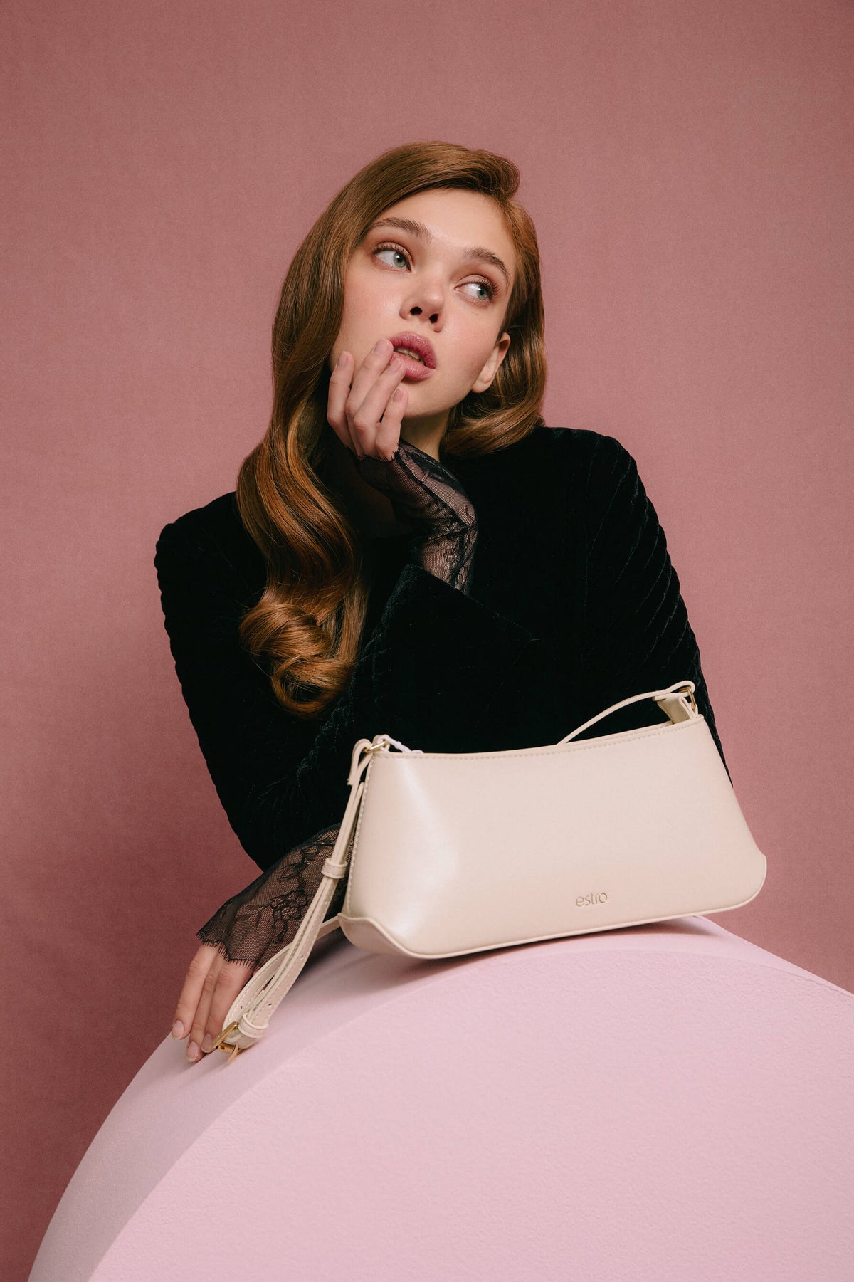 Women's Classic Light Beige Shoulder Bag made of Genuine Leather Estro ER00116878.