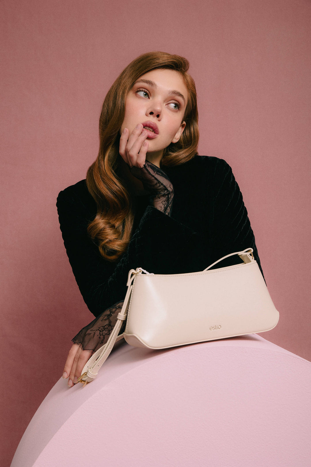 Women's Classic Light Beige Shoulder Bag made of Genuine Leather Estro ER00116878.