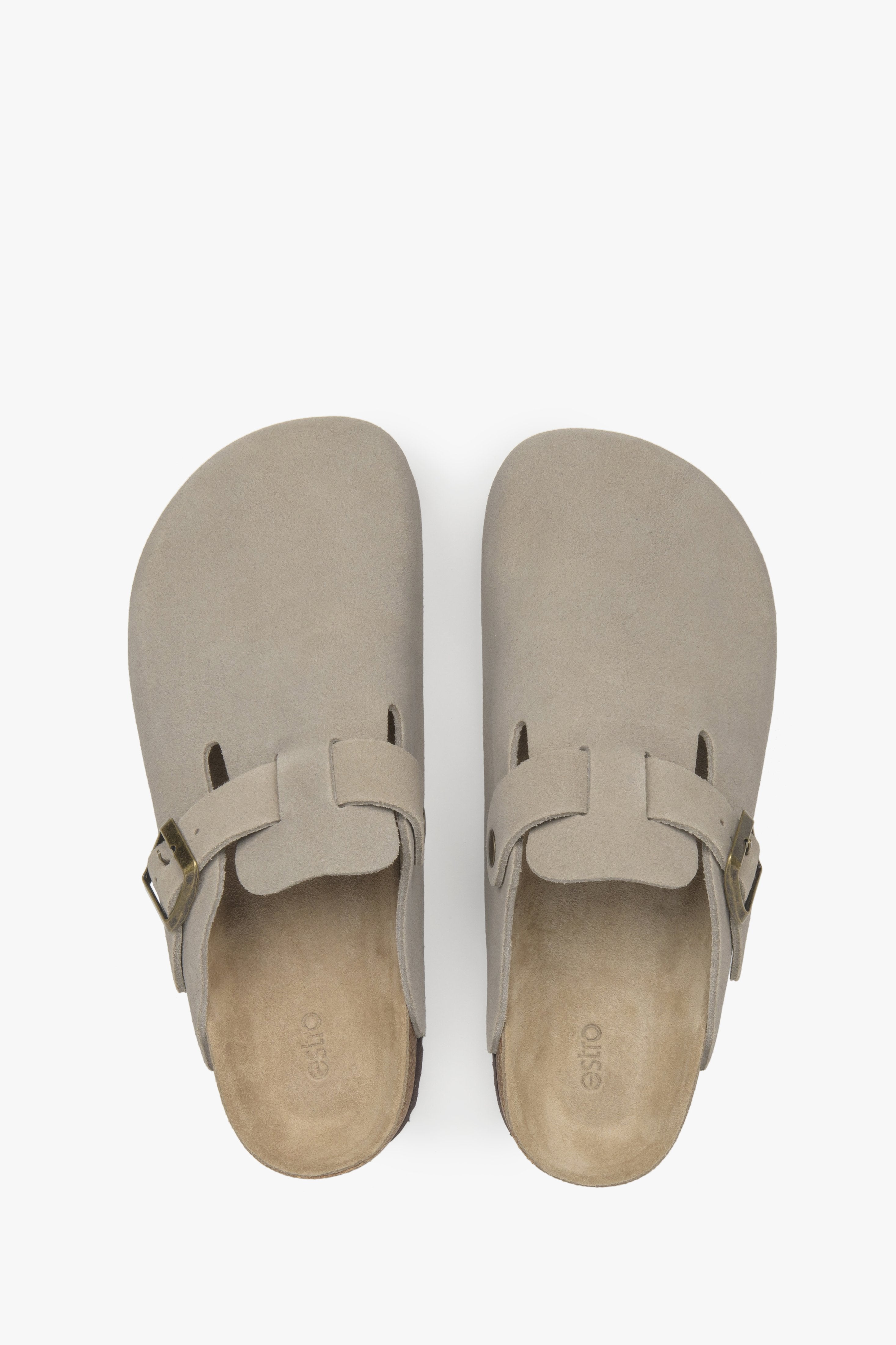 Side profile of the women's Estro clog-style slide, showing the light grey genuine velour.