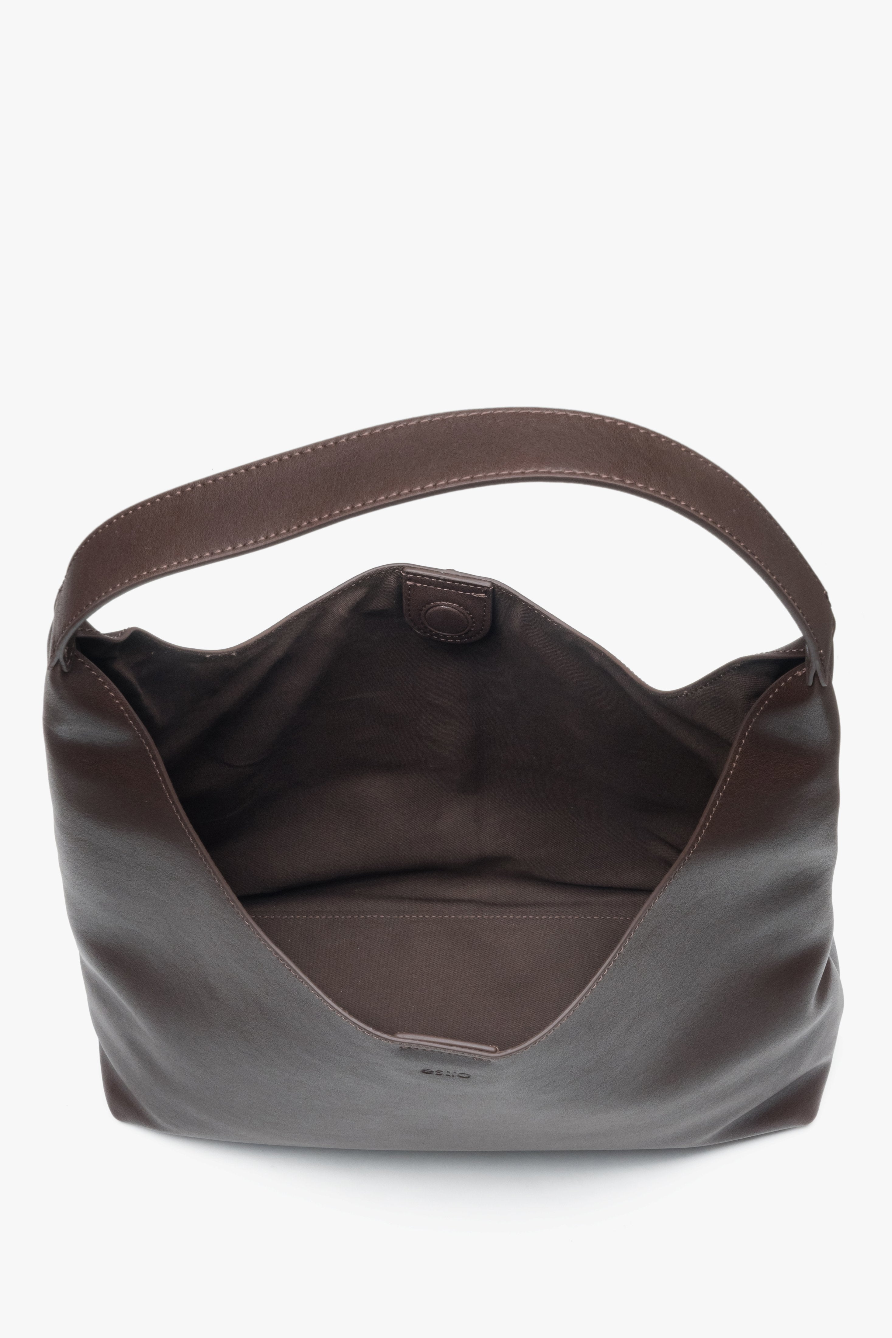 A spacious shopper bag for women by Estro, made from genuine saddle brown leather.