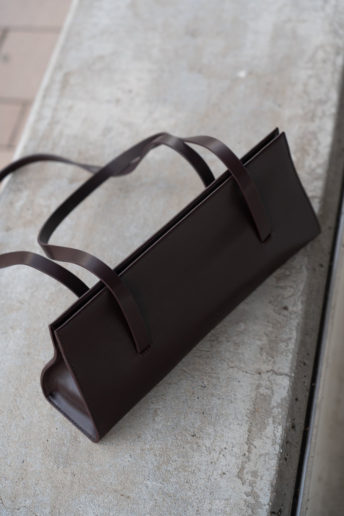 Saddle brown leather women's shoulder bag with extended straps, Estro.