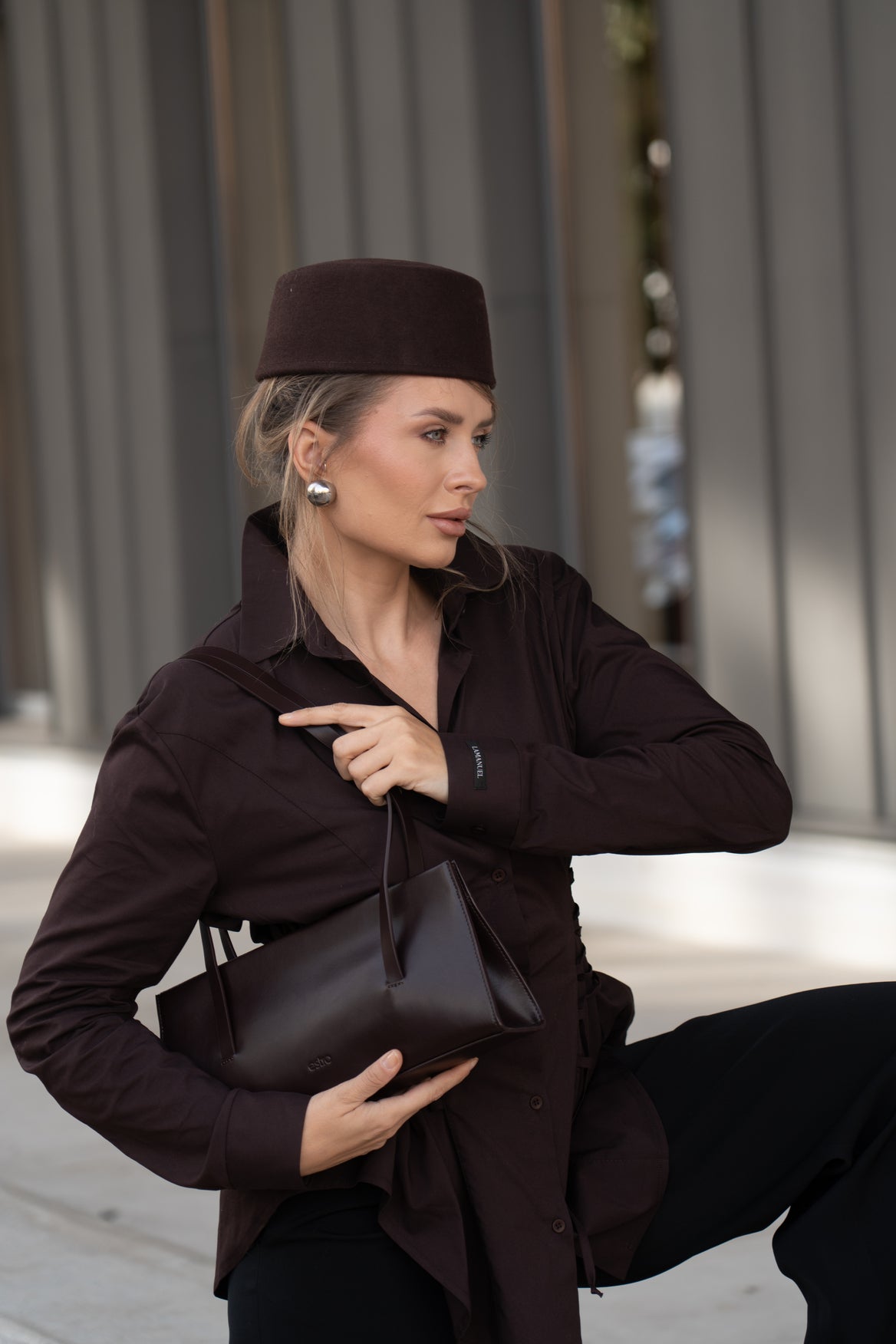 Estro - women's saddle brown leather shoulder bag with long handles.