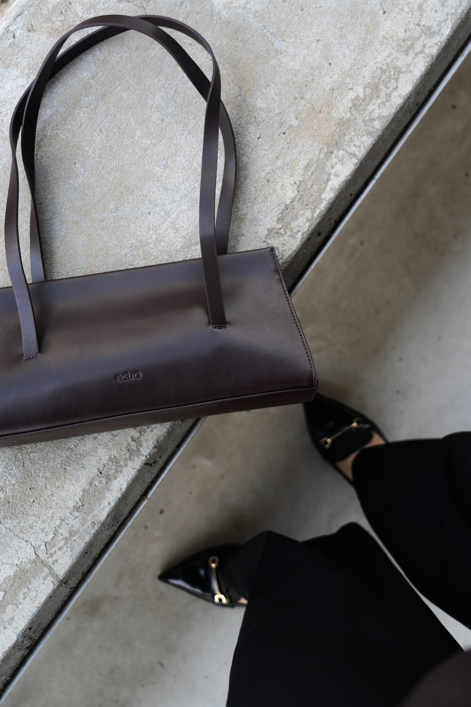 Women's Saddle Brown Leather Shoulder Bag with Long Handles Estro ER00118029.