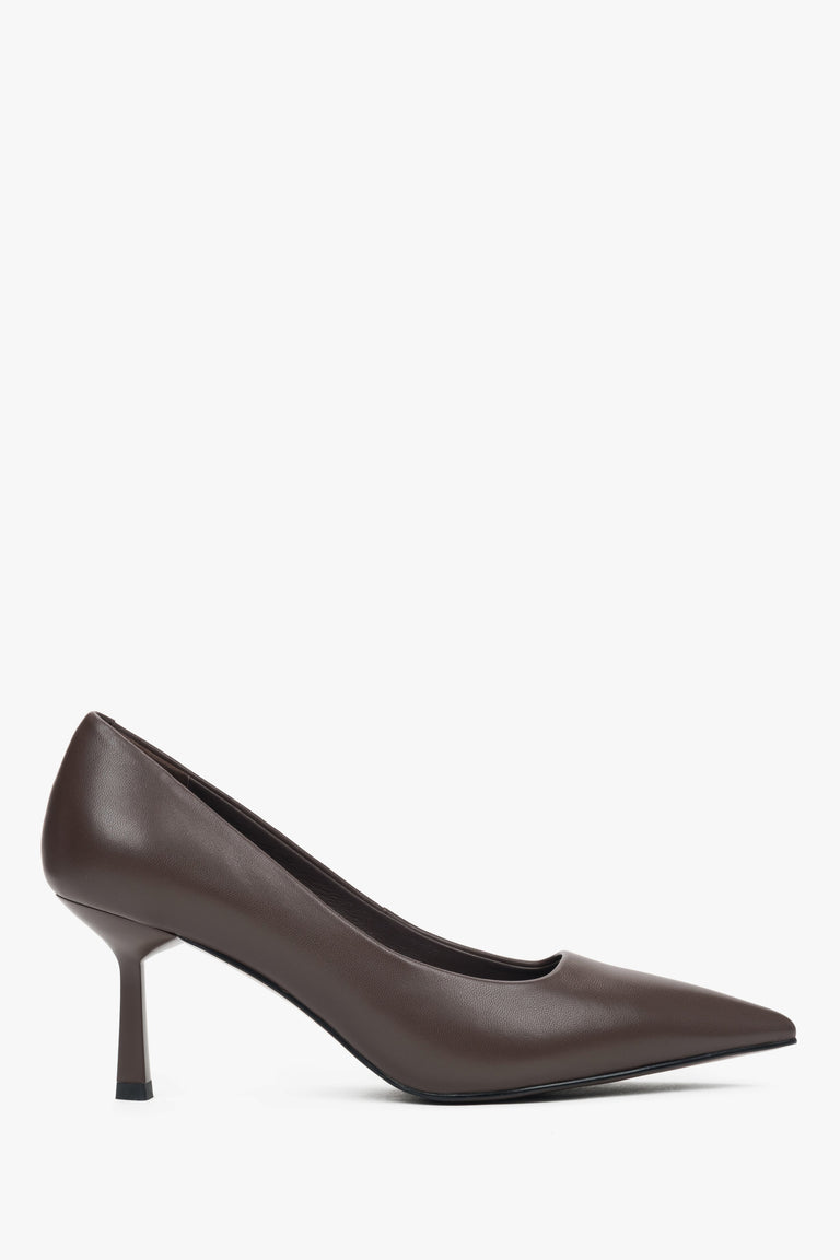 Women's saddle brown pointed-toe pumps made of genuine leather by Estro.