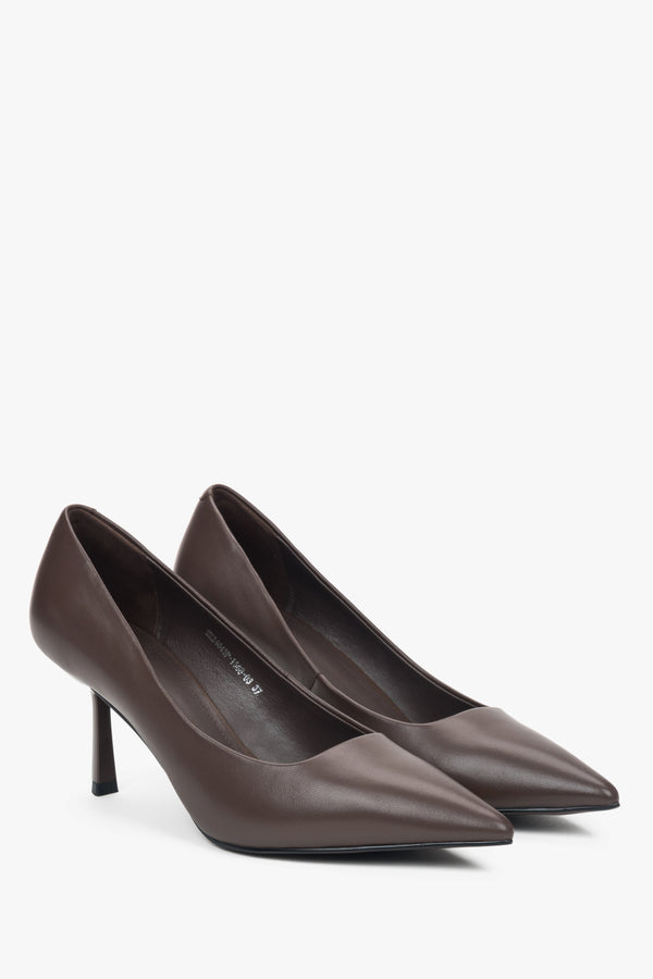 A pair of women's pointed-toe pumps in saddle brown, crafted from genuine leather by Estro.