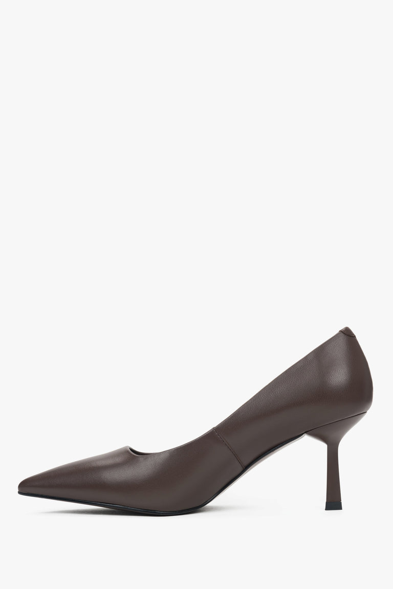 Estro: women's saddle brown pointed-toe pumps featuring a genuine leather upper.
