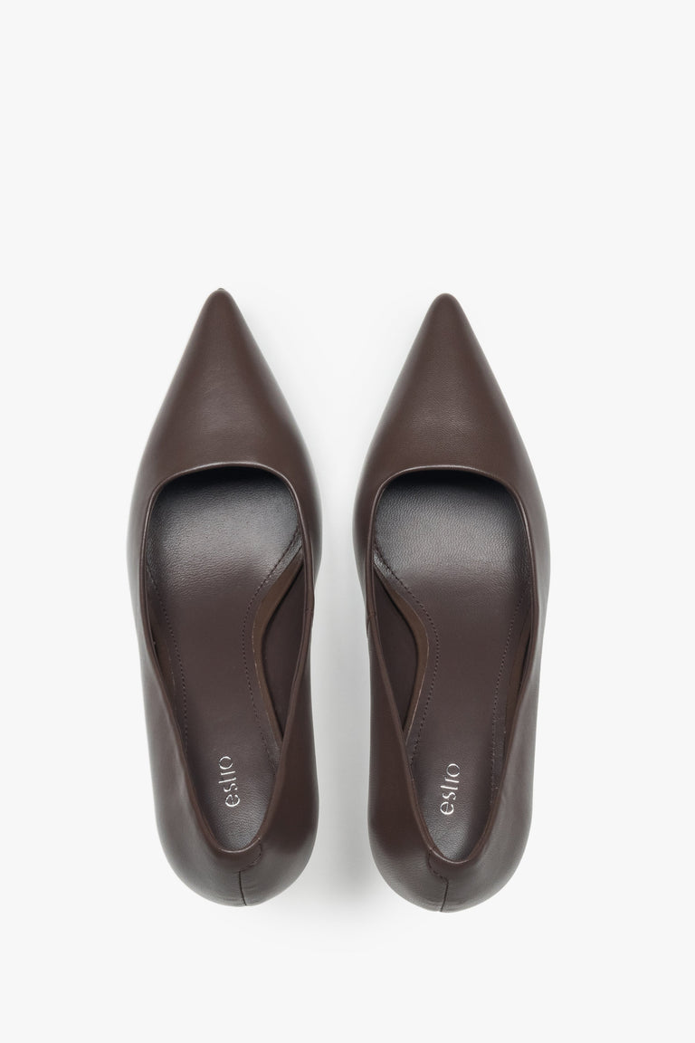 Women's Estro pointed-toe pumps in a classic saddle brown, designed in genuine leather for an elegant look.
