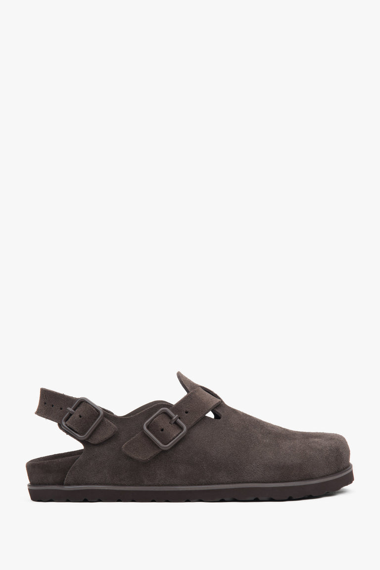 A pair of women's clog sandals in saddle brown, crafted from genuine velour with a closed-toe design by Estro.