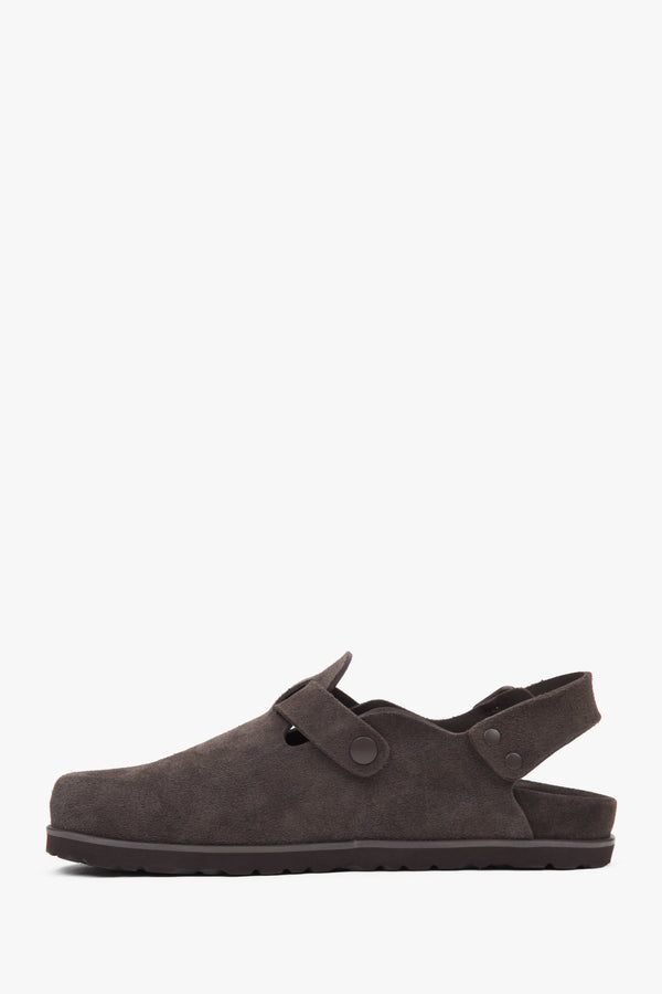 Women's Estro closed-toe mules in saddle brown, designed in genuine velour for a classic, comfortable look.