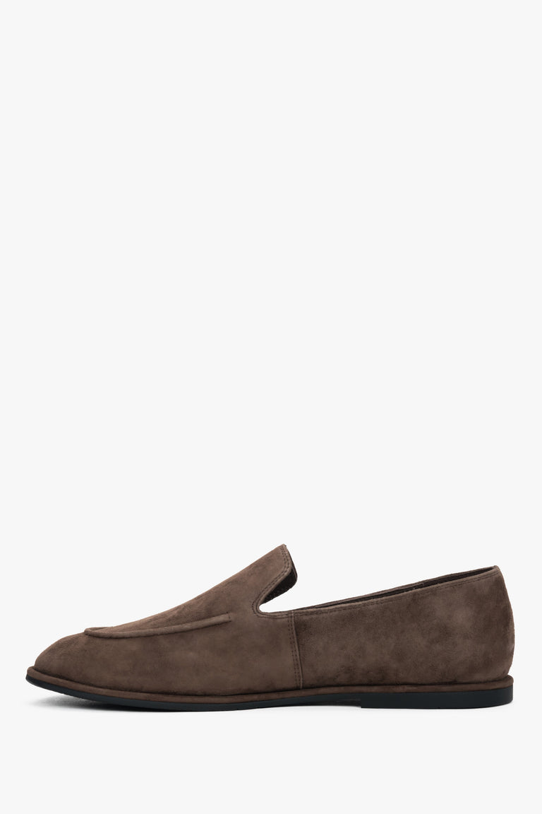 A pair of women's flat loafers in saddle brown, crafted from genuine velour by Estro.