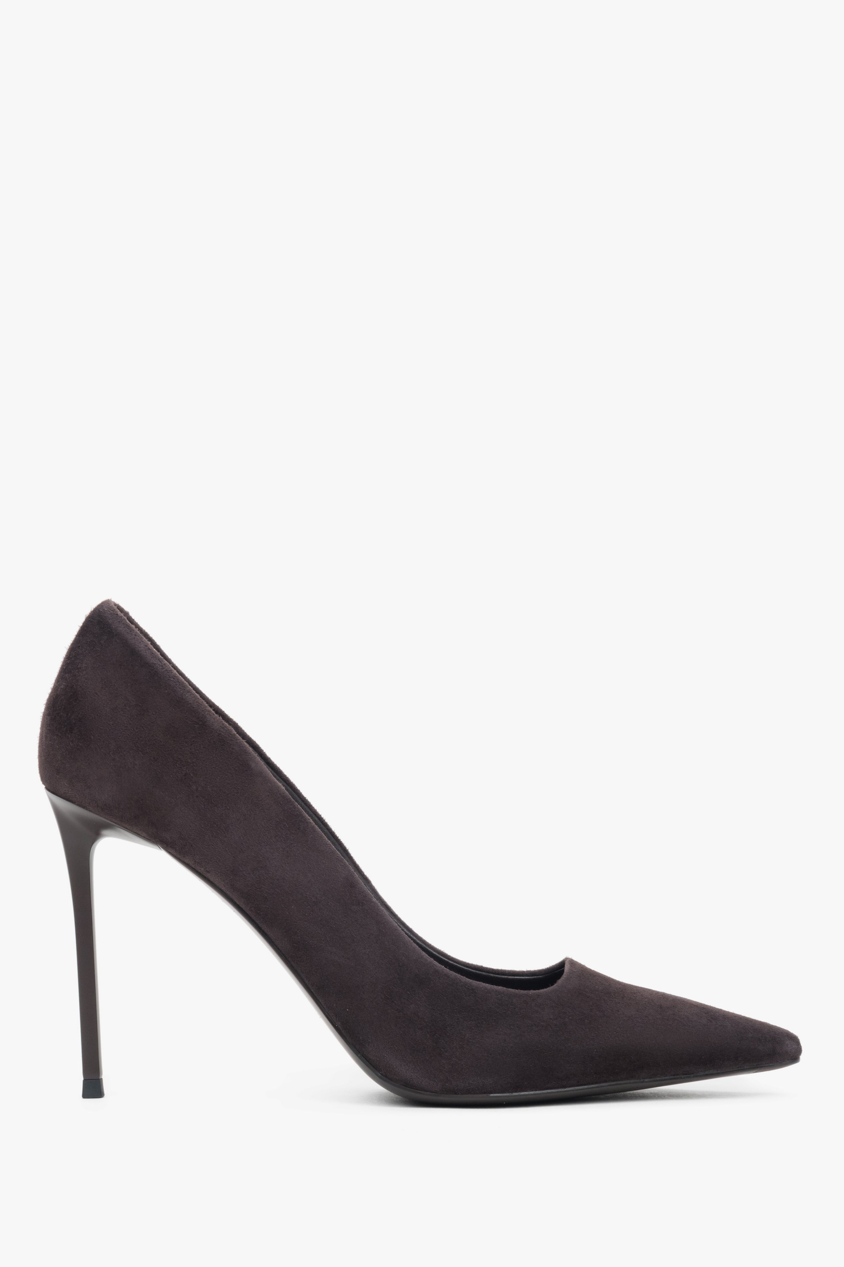 Women's saddle brown heels by Estro, made of genuine velour.