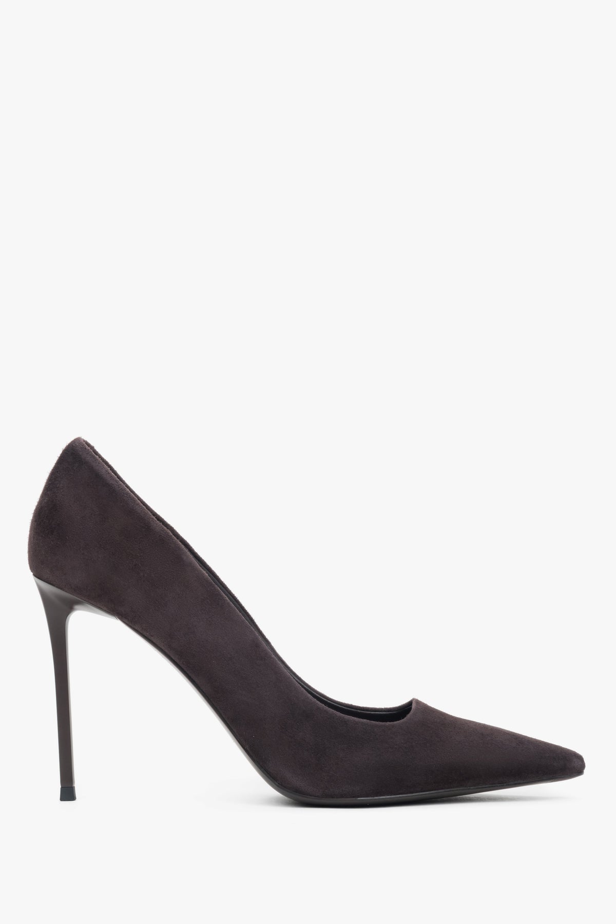 Women's saddle brown heels by Estro, made of genuine velour.