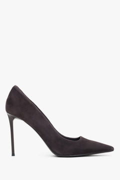 Women's saddle brown heels by Estro, made of genuine velour.