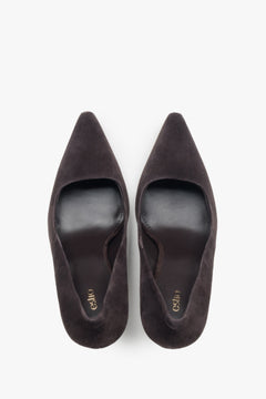 Estro: women's saddle brown heels featuring a genuine velour upper.