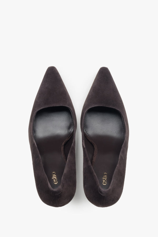 Estro: women's saddle brown heels featuring a genuine velour upper.