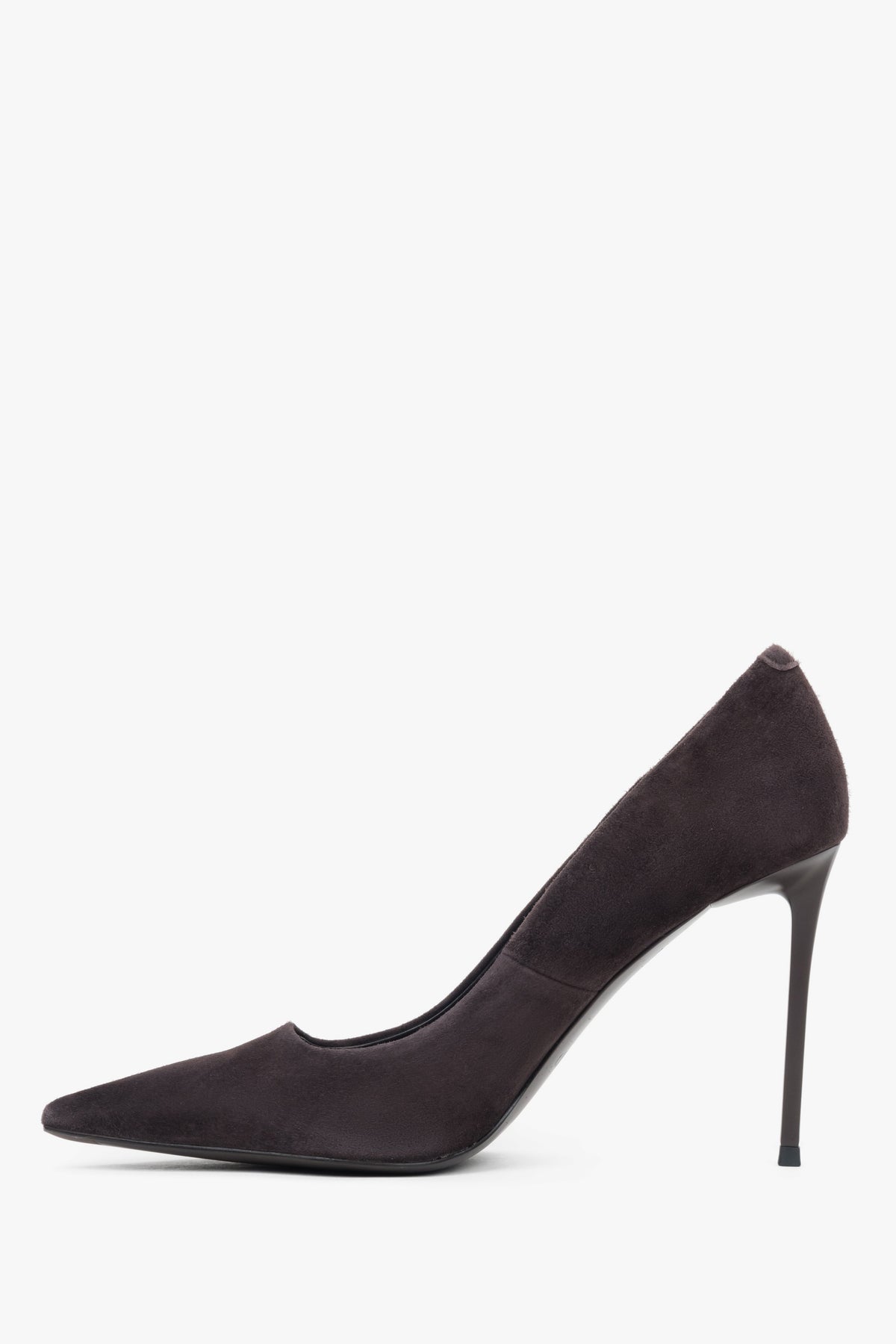 Women's Estro heels in a classic saddle brown, designed in genuine velour for an elegant look.