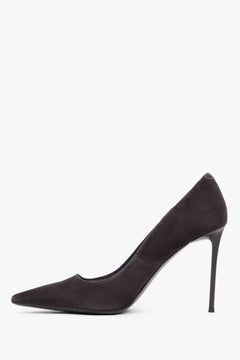 Women's Estro heels in a classic saddle brown, designed in genuine velour for an elegant look.