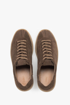 Estro: women's saddle brown low-top sneakers featuring a premium Italian genuine velour upper.