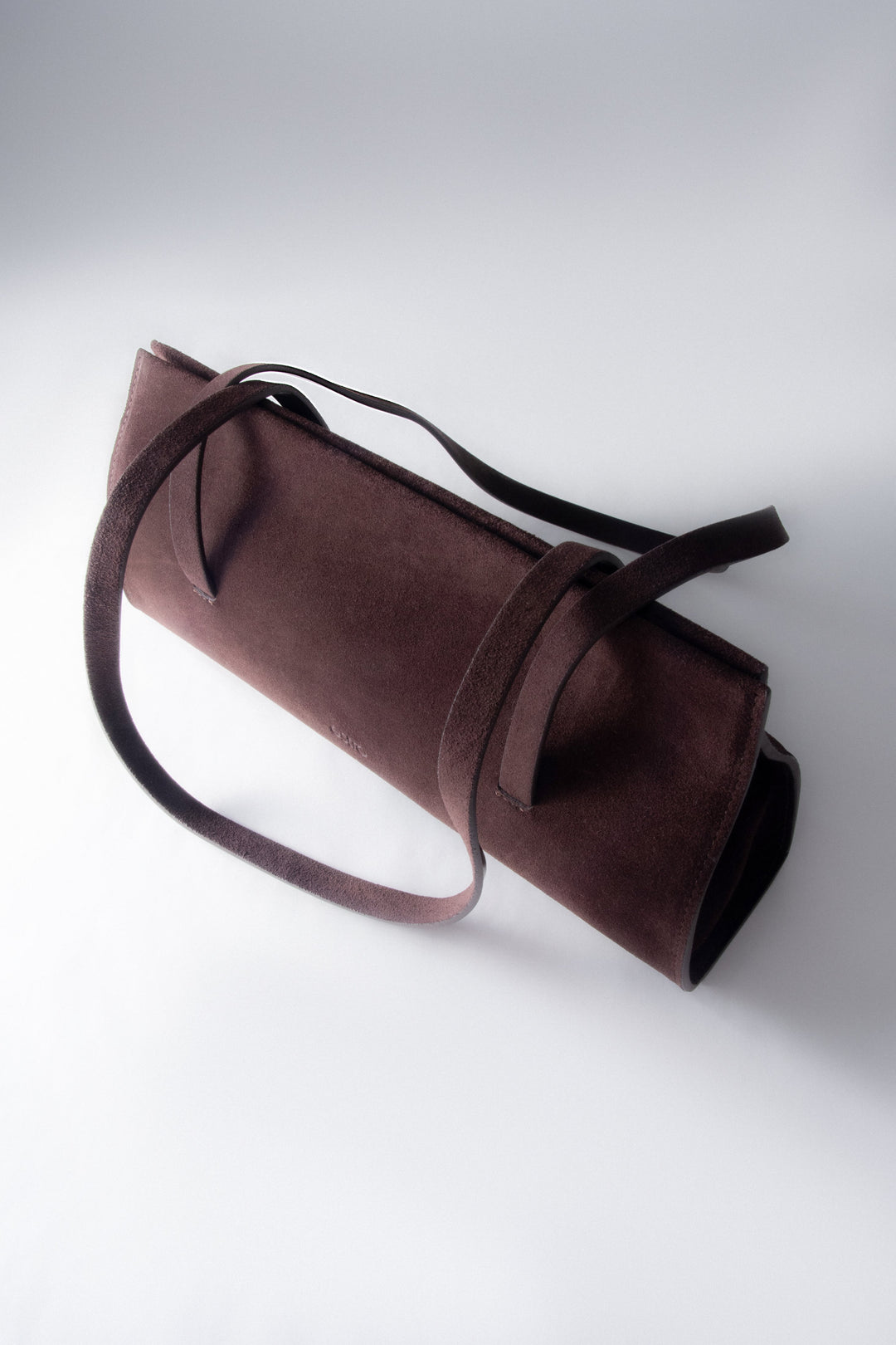 Estro ER00118030: a women's shoulder bag in saddle brown velour featuring long, comfortable handles.