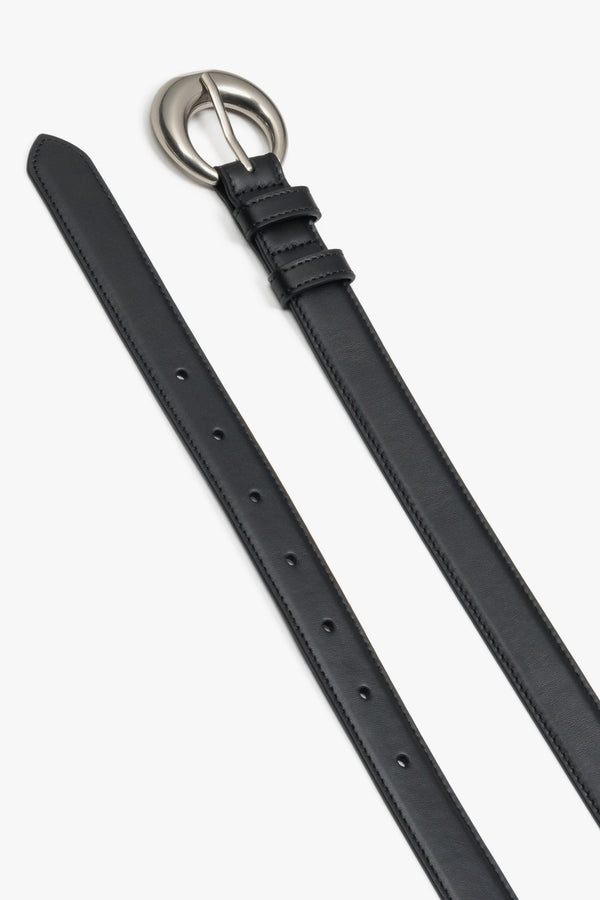Black leather belt with a rounded silver buckle Estro.