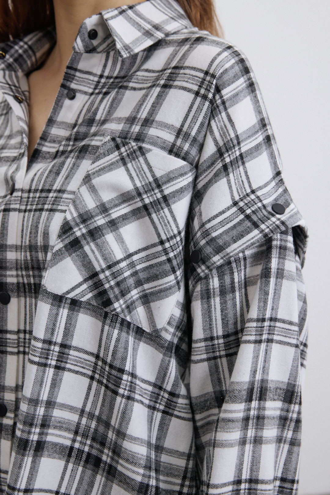 Close-up of buttons for detachable sleeves on Estro shirt.