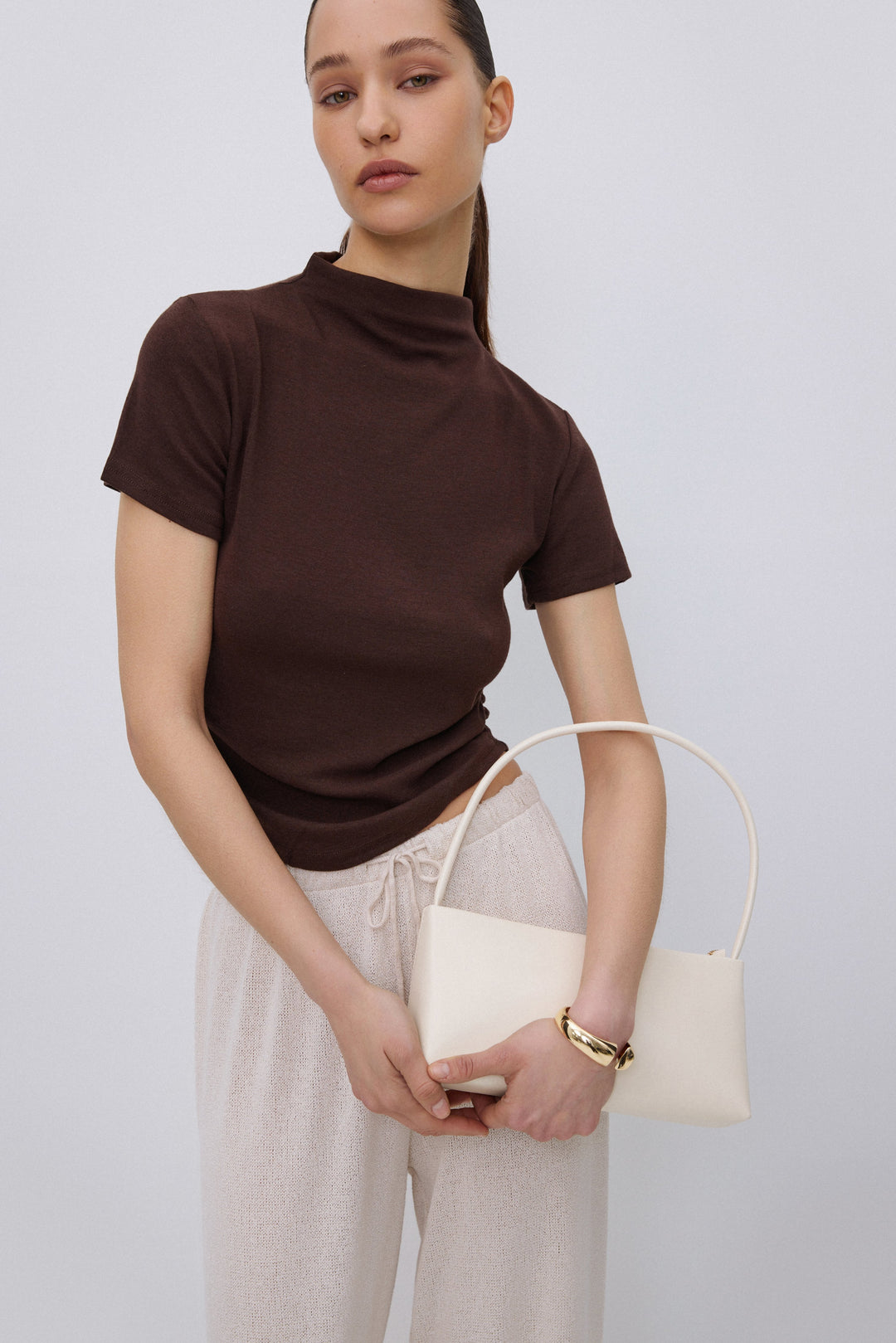 Dark brown T-shirt with ruched waist Estro.