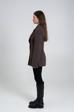 Tailored silhouette of Estro short wool coat.