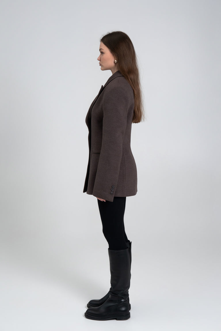 Tailored silhouette of Estro short wool coat.