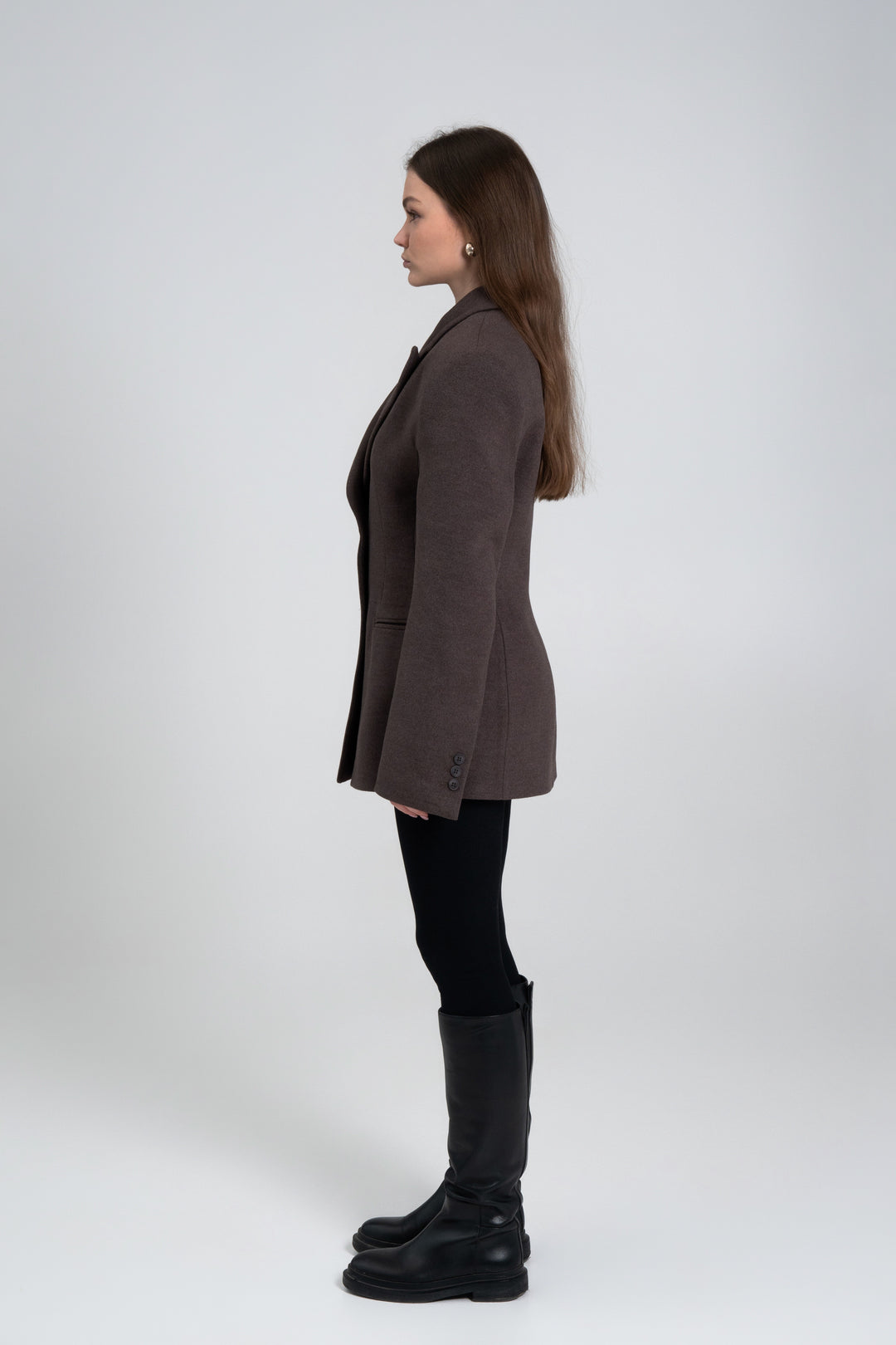 Tailored silhouette of Estro short wool coat.