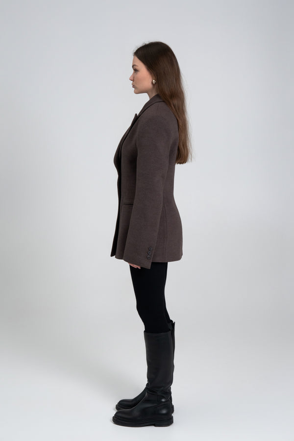 Tailored silhouette of Estro short wool coat.
