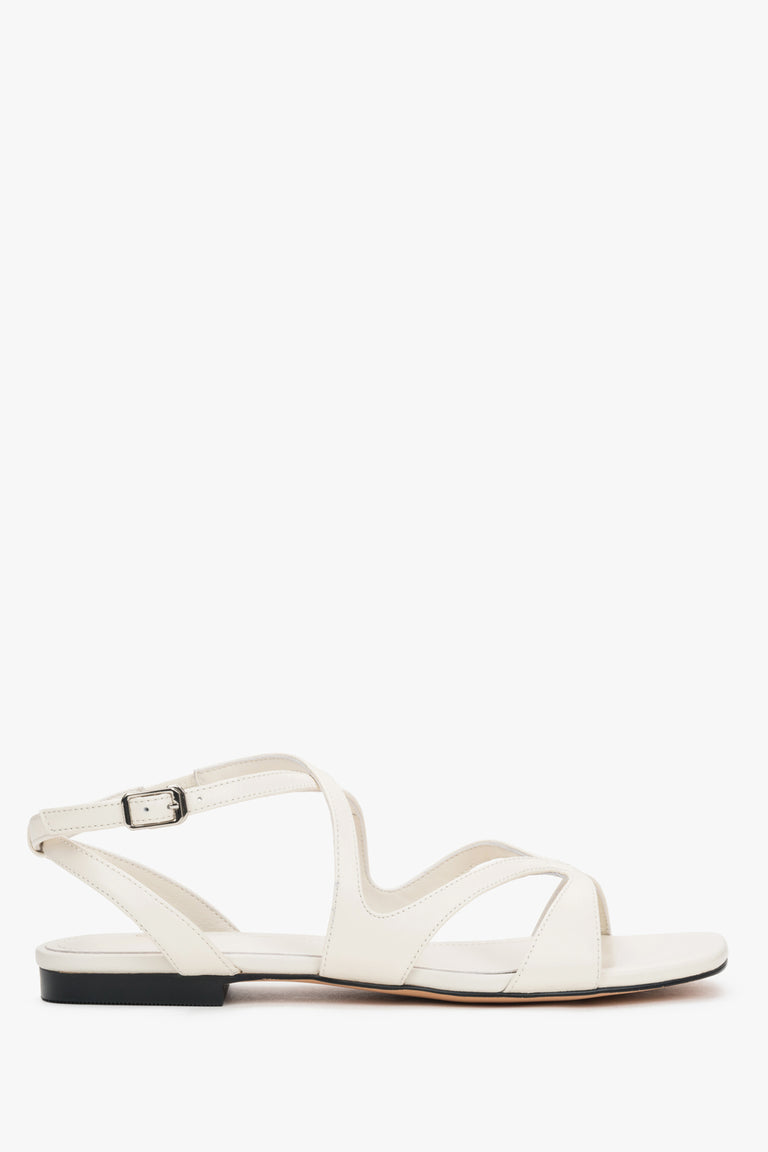 Women’s Milky Beige Strappy Sandals with Flat Sole Estro ER00119389.