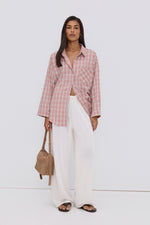Title
Women's Oversized Button-Up Shirt in Light Pink Plaid Estro ER00119778