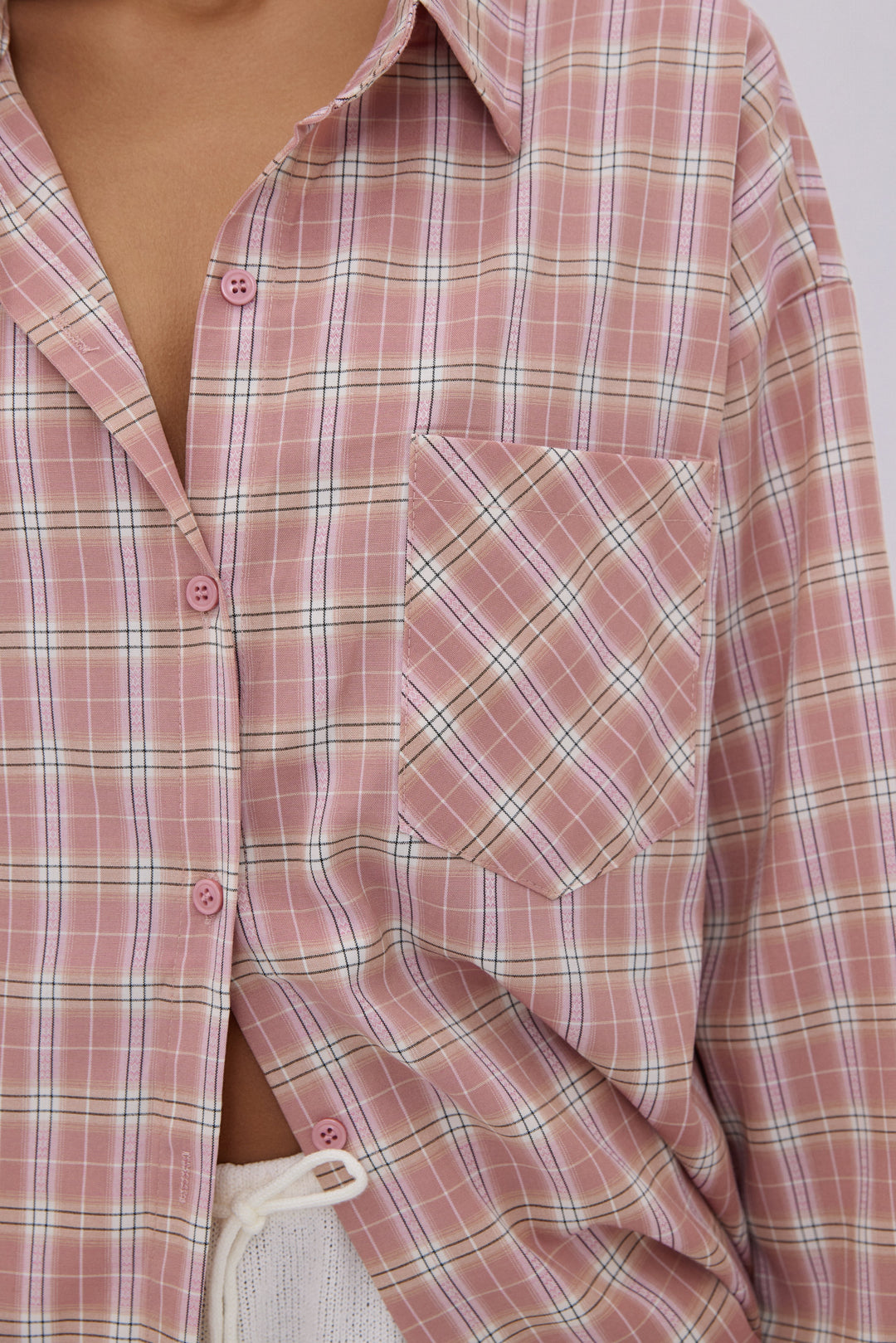 Women's oversized silhouette of pink plaid shirt.