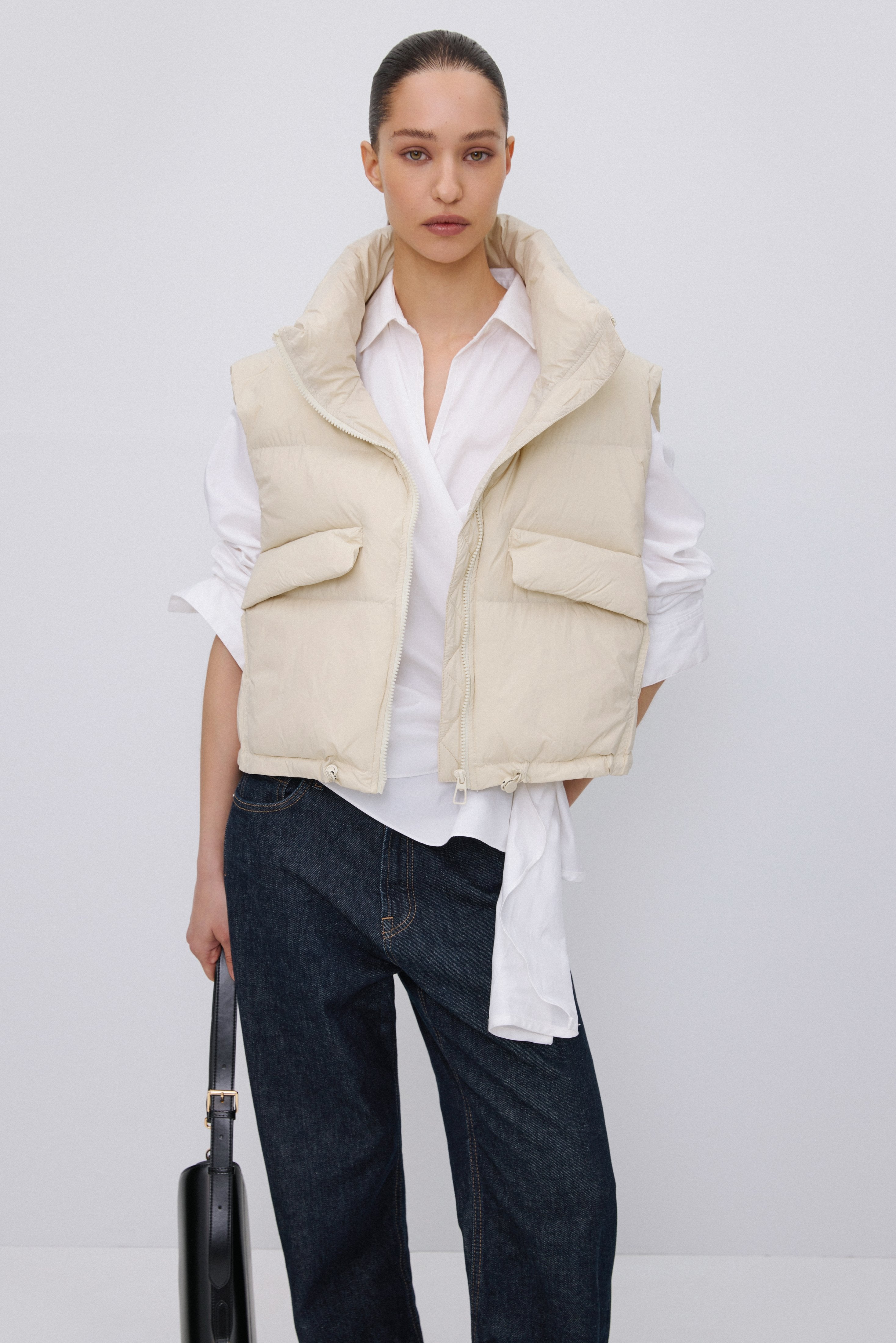 Short light beige puffer vest with zipper Estro.