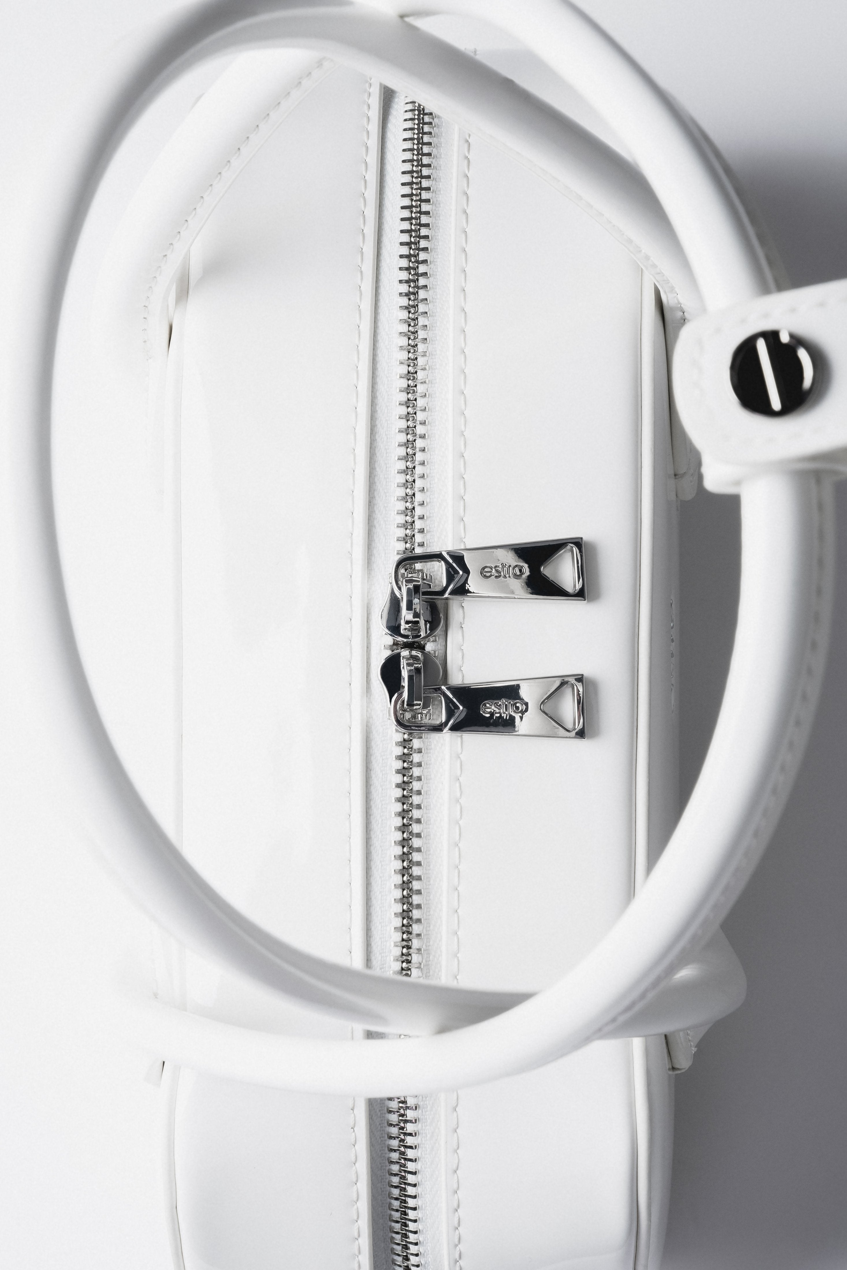 White leather shoulder bag by Estro - a close-up on details.