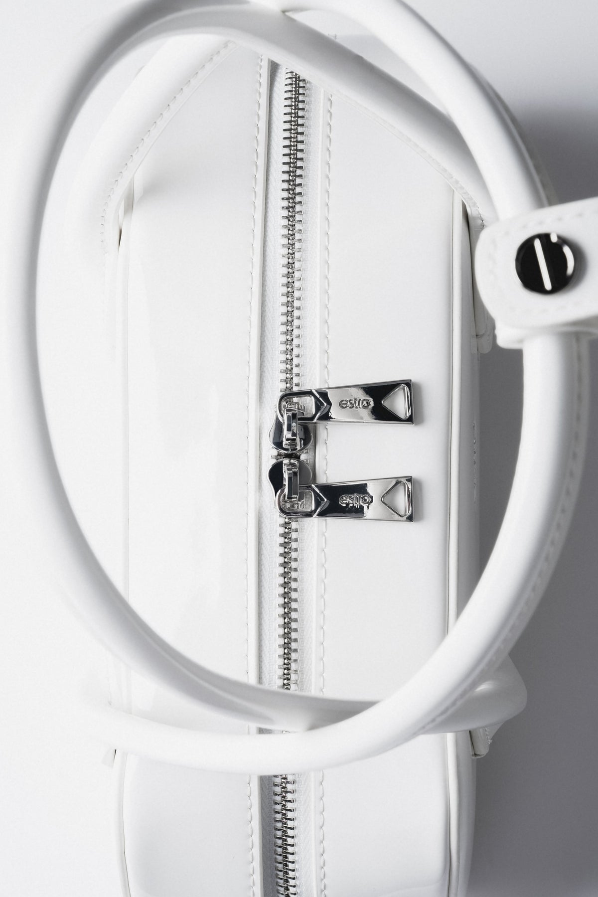 White leather shoulder bag by Estro - a close-up on details.