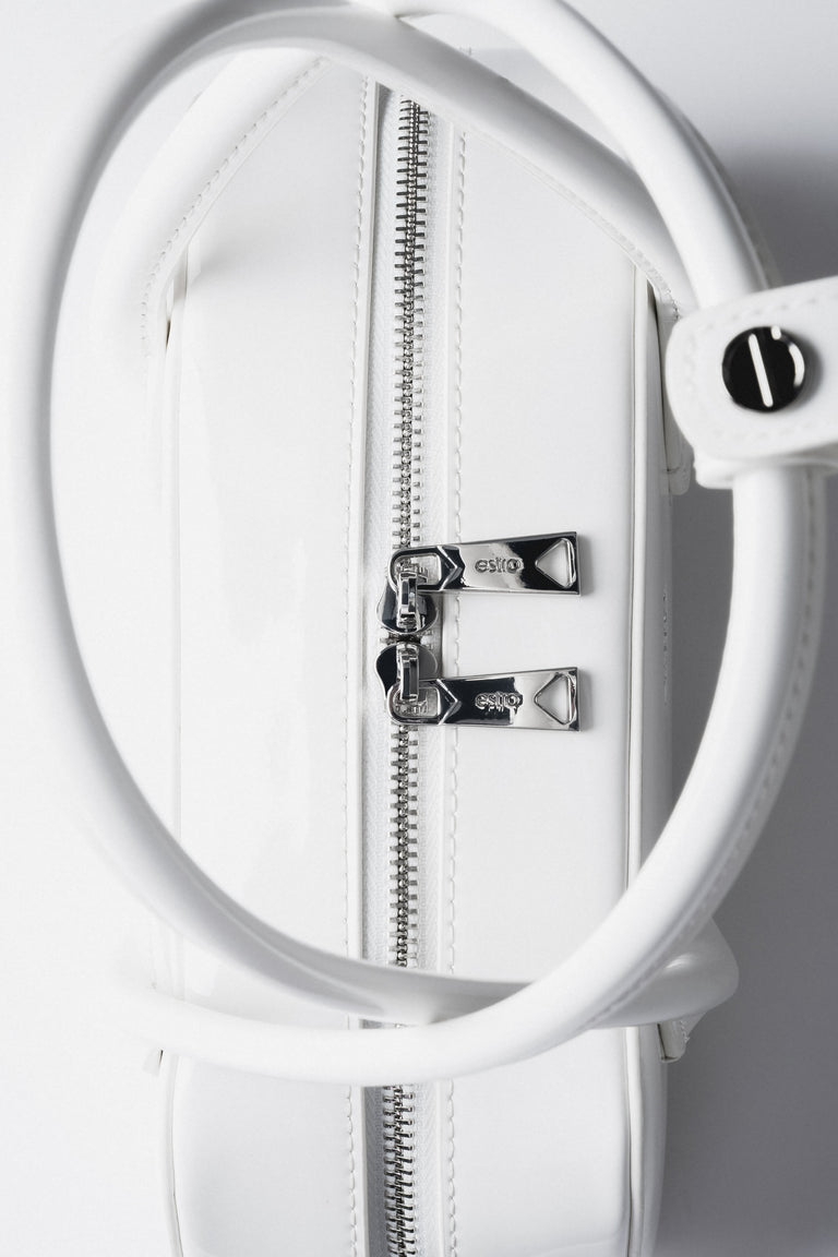 White leather shoulder bag by Estro - a close-up on details.