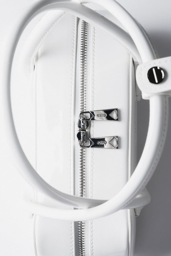 White leather shoulder bag by Estro - a close-up on details.