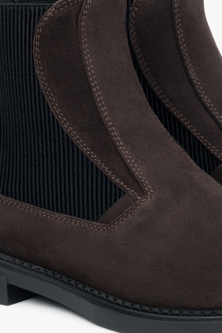 Dark brown women's chelsea boots Estro - close-up of the stitching.