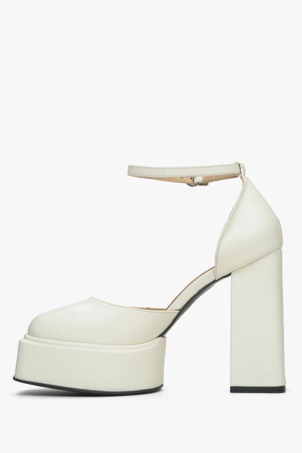 Women's leather platform sandals in light beige Estro.