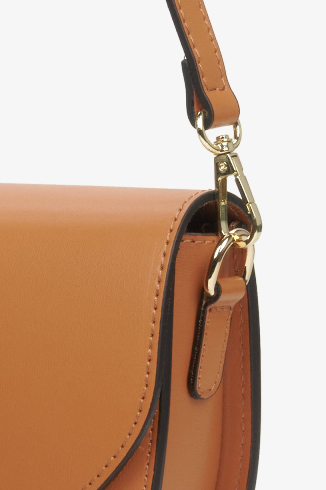 Estro women's handbag made from genuine brown leather - close-up of the fastening system.