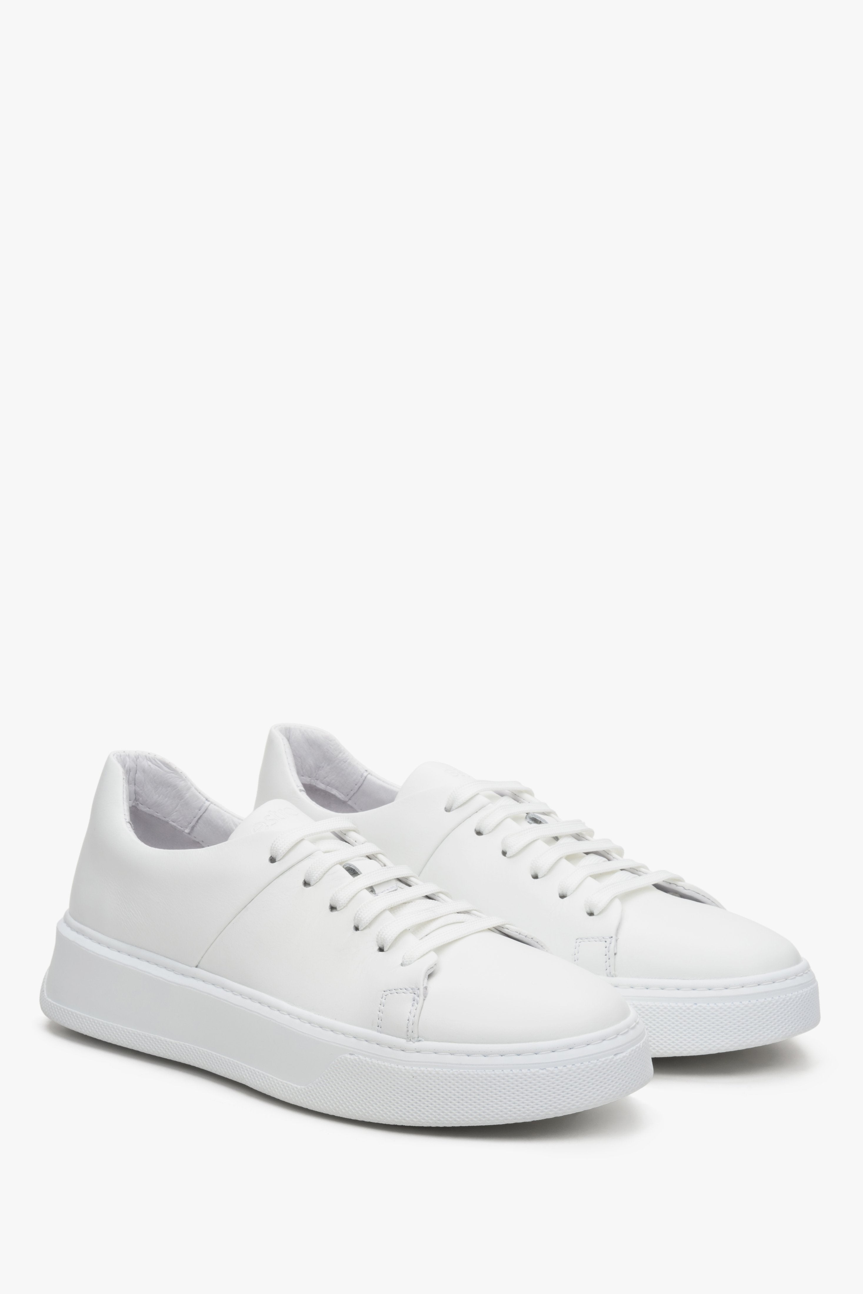 Women's leather sneakers in white with laces - presentation of the toe and side seam of the shoe.