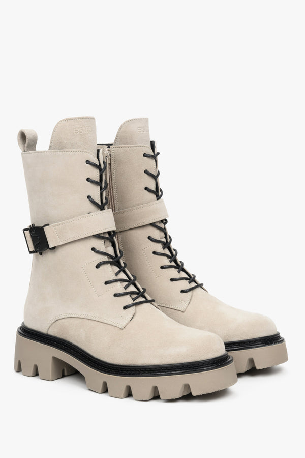 Estro brand high-top women's winter boots in beige velour - presentation of a shoe toe and sideline.