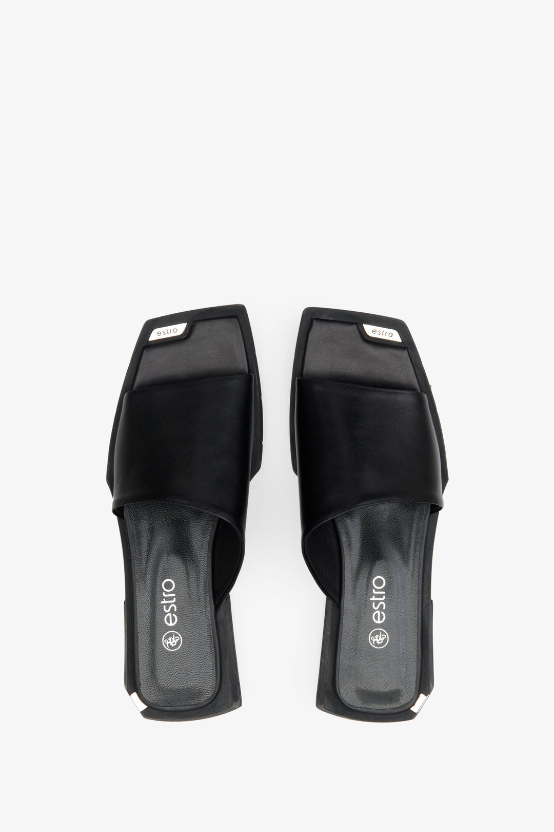 Women's leather mules for summer in black - presentation of the back of the model.