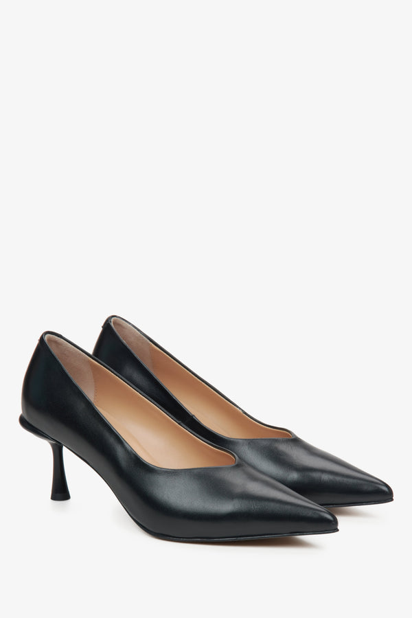 Black women's pumps with a pointed toe by Estro.