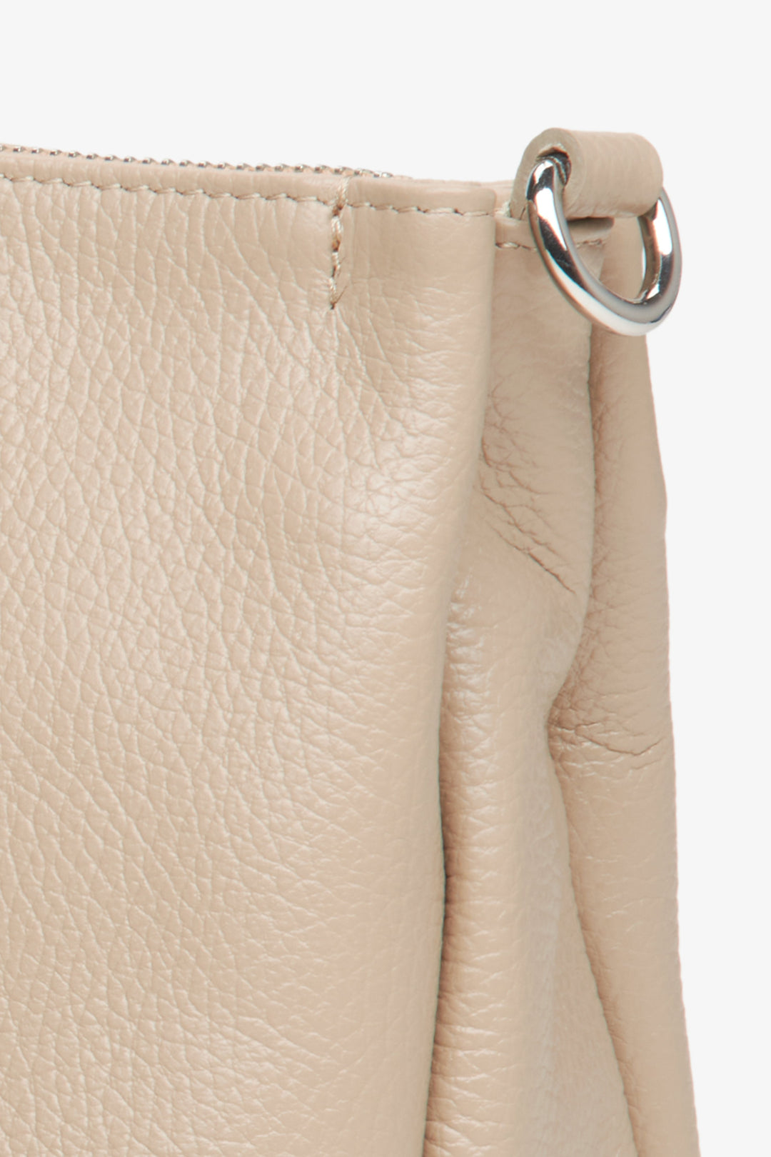 Women's beige Estro crossbody bag made from genuine leather - close-up on details.